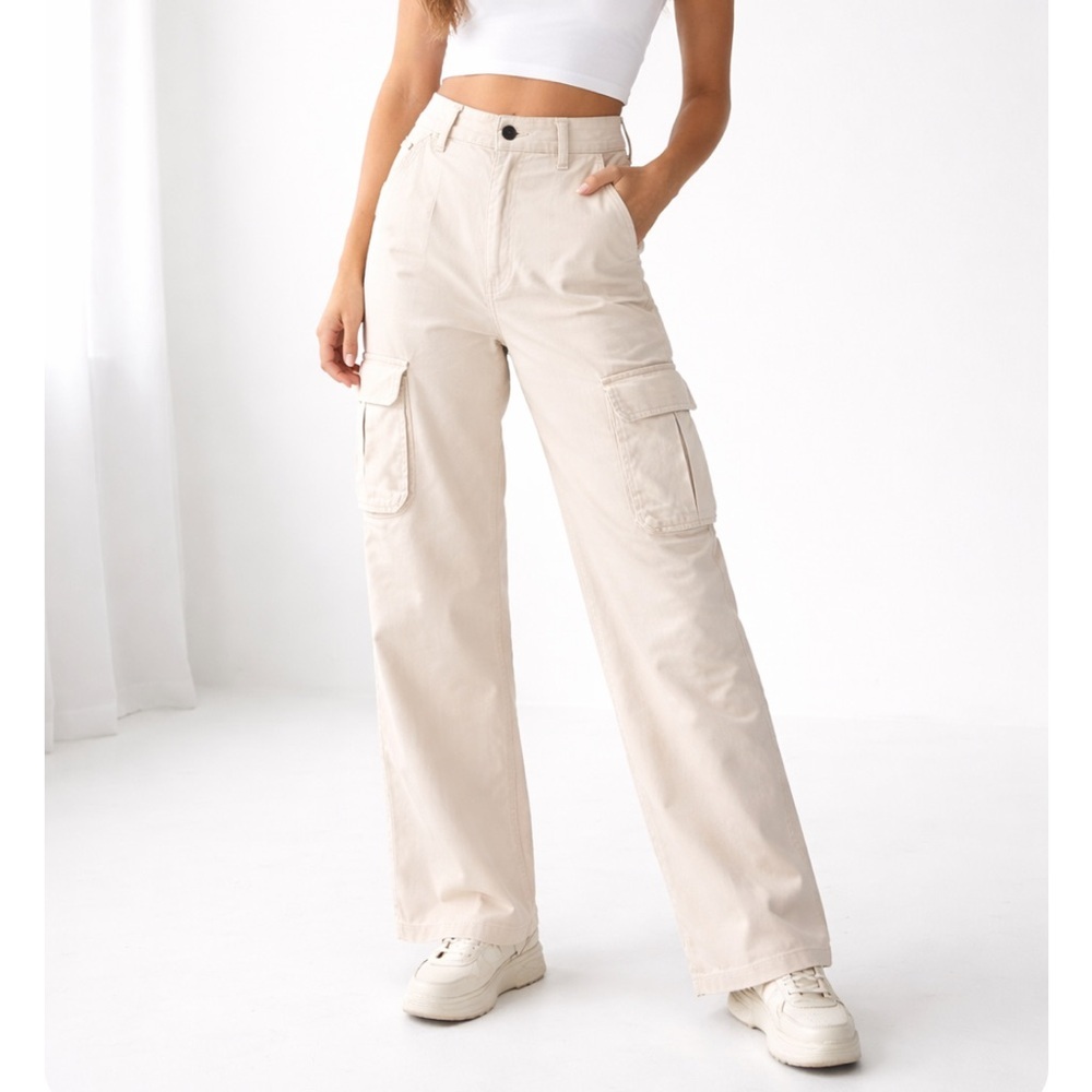 Hollister Co Ultra High Rise Baggy Cargo Khaki Pants
